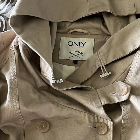 Only 3/4 length beige fall/spring jacket - Picture 2 of 4